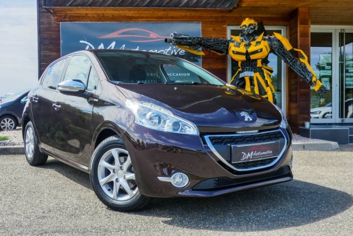 Peugeot 208 1.2 VTi 82 Style 8290 euros